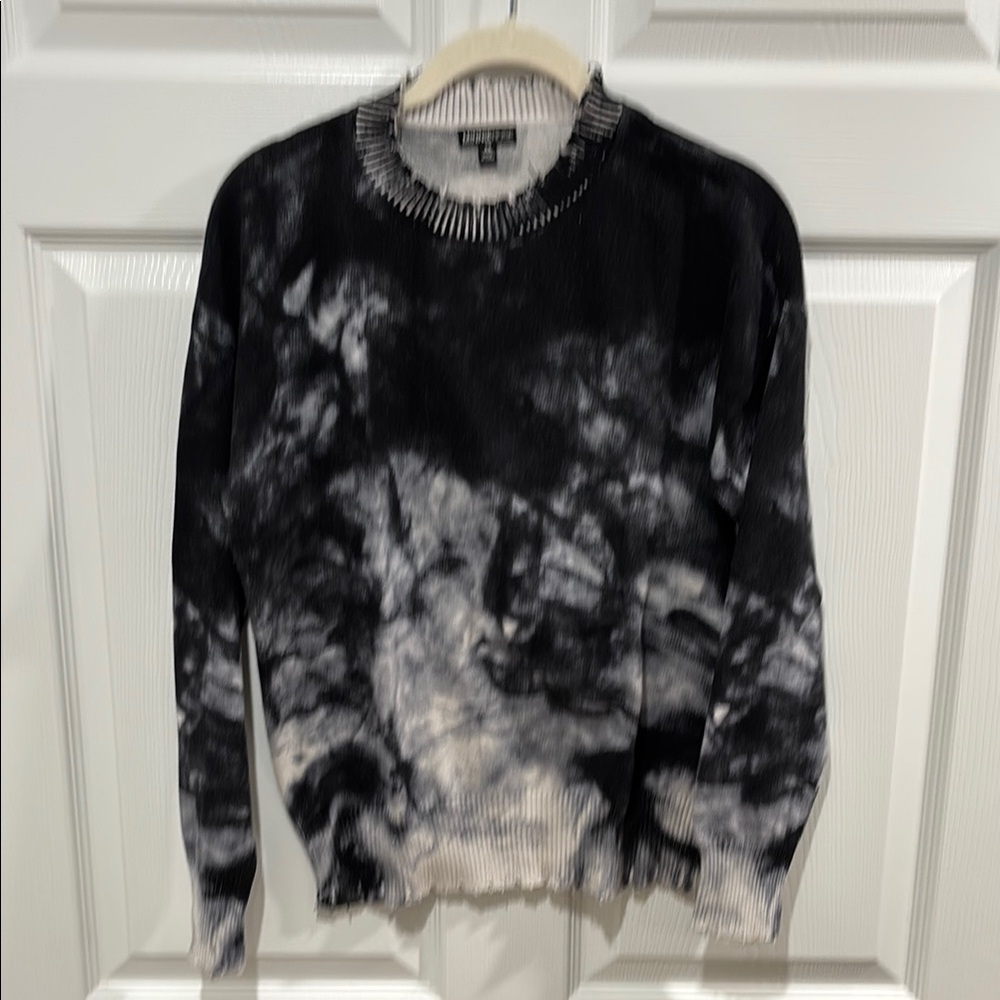 Women’s Black and Gray Sweater